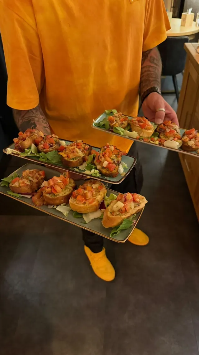 Drei Platten Bruschetta mit Tomatenwürfeln auf Salat