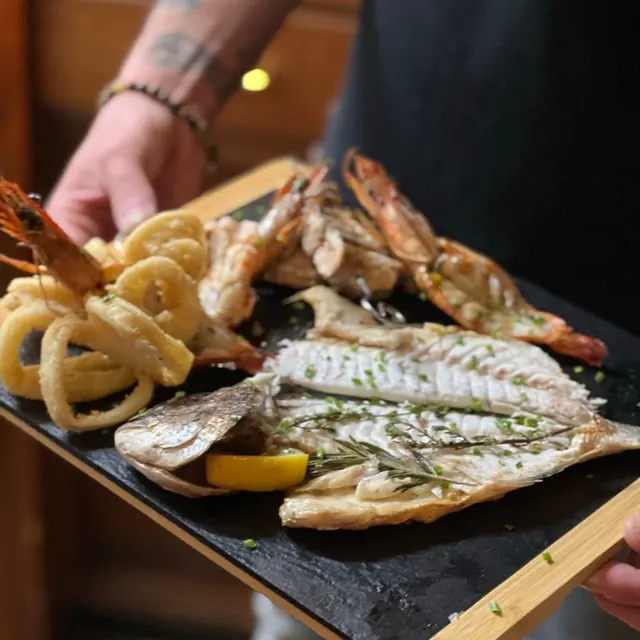 Fischplatte mit gegrillter Dorade, Garnelen und Calamari-Ringen
