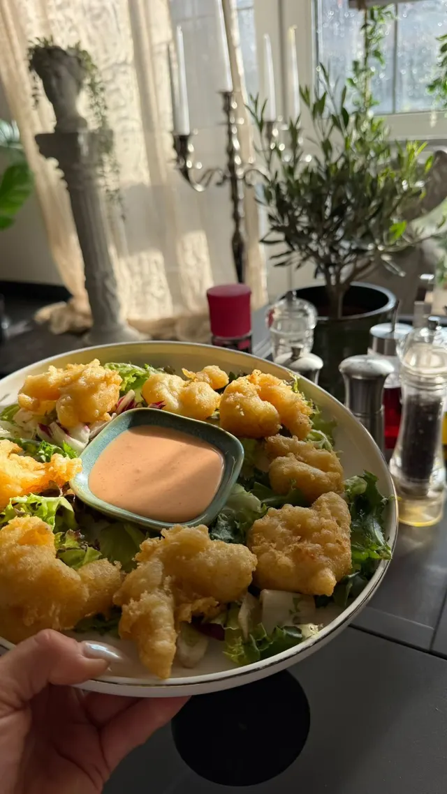 Garnelen im Backteig auf Blattsalat mit Cocktailsauce