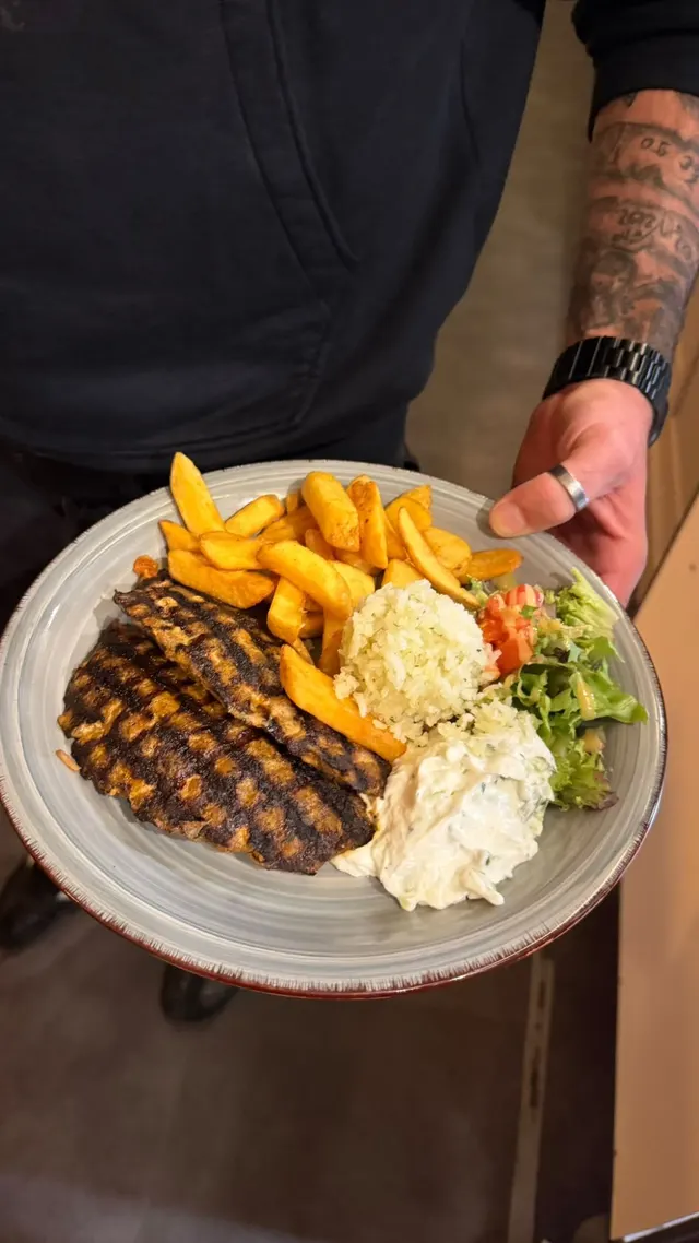 Gegrilltes Steak mit Pommes, Reis, Zaziki und Salat