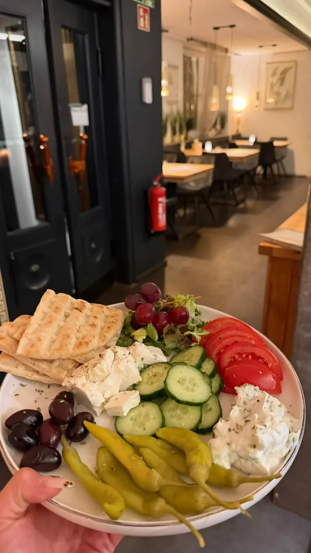 Kalte Vorspeisenplatte mit Feta, Oliven, Peperoni, Gurke, Tomate, Zaziki und Pita