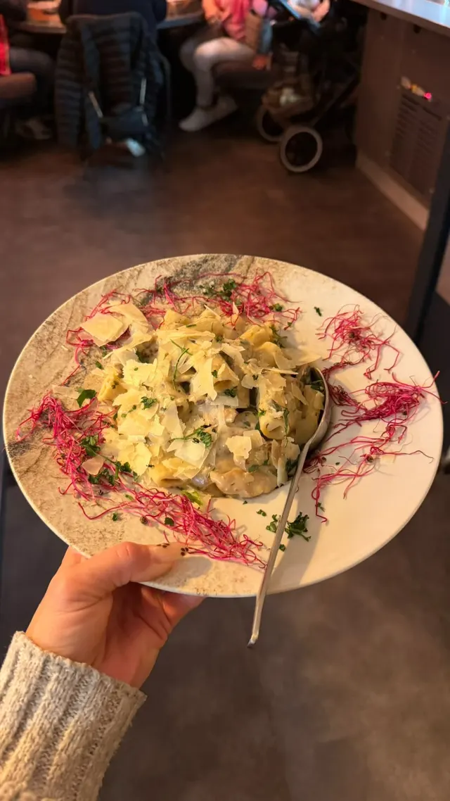 Pasta in Rahmsauce mit Parmesanspänen und Rote-Bete-Sprossen