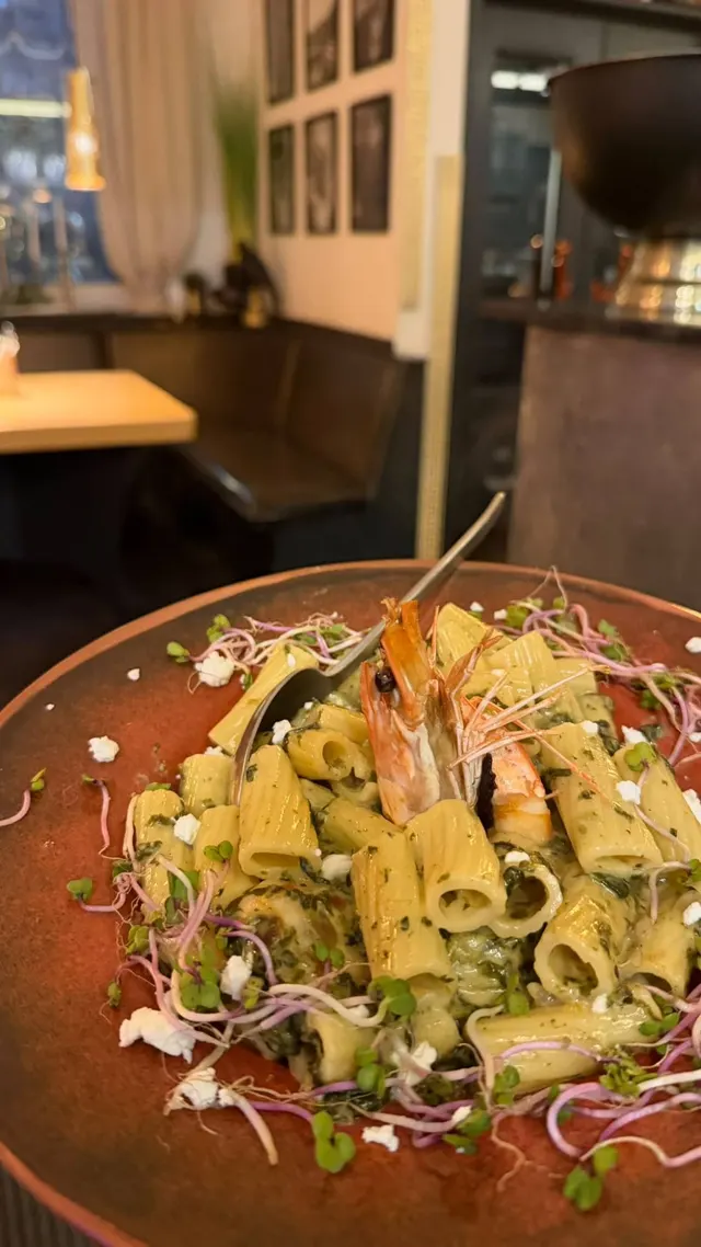 Rigatoni in Spinat-Rahmsauce mit Garnele, Feta und Sprossen
