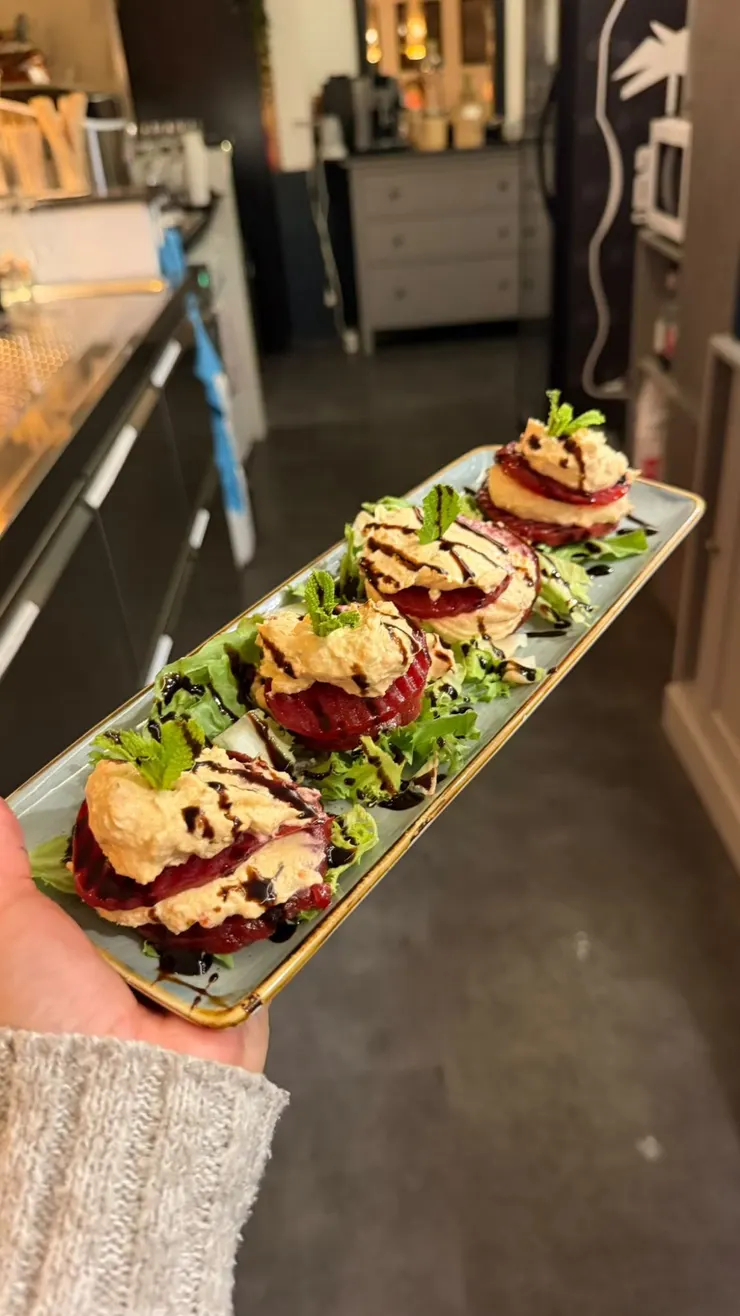 Rote-Bete-Türmchen mit Frischkäsecreme, Balsamico und frischer Minze