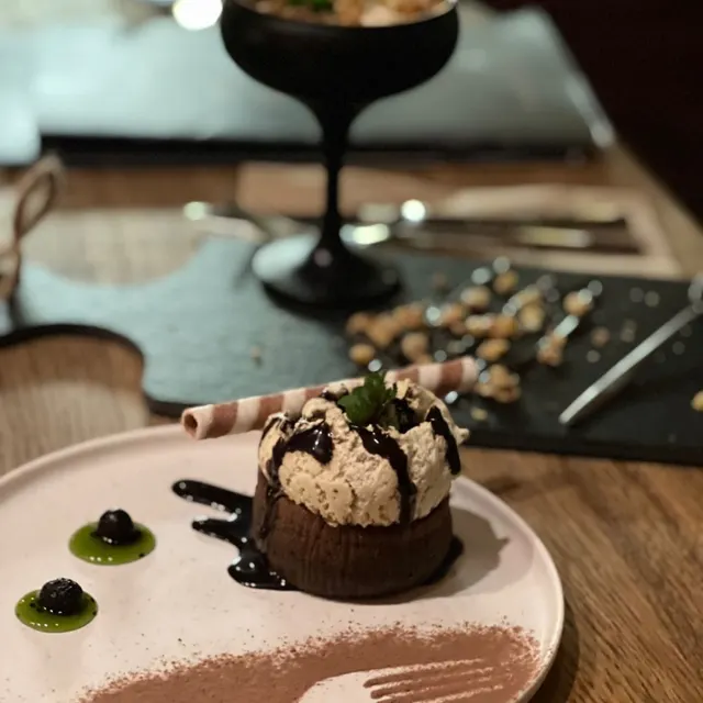 Schokoladen-Soufflé mit Eiskugel, Schokosauce und Blaubeeren
